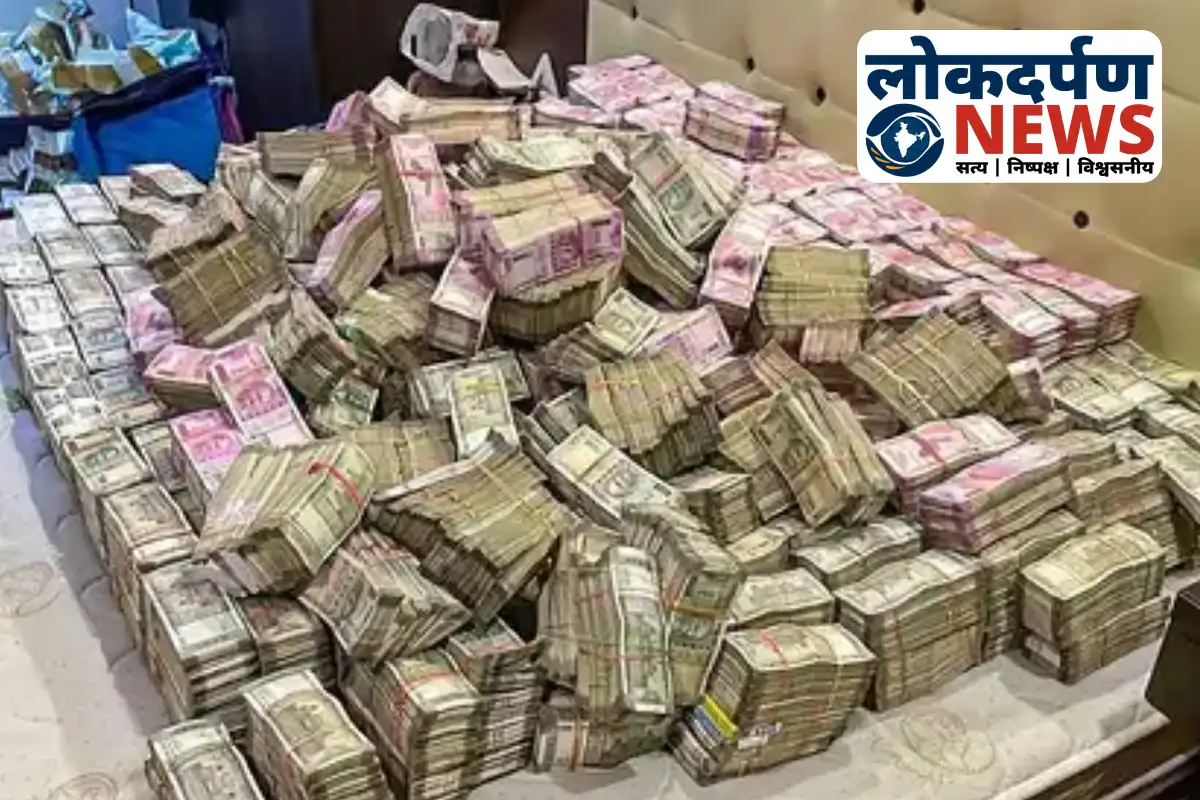 Police counting bundles of cash recovered from ganja smuggler’s house in Pratapgarh