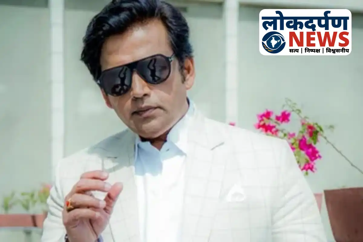 Ravi Kishan addressing supporters with police/security officials in Gorakhpur