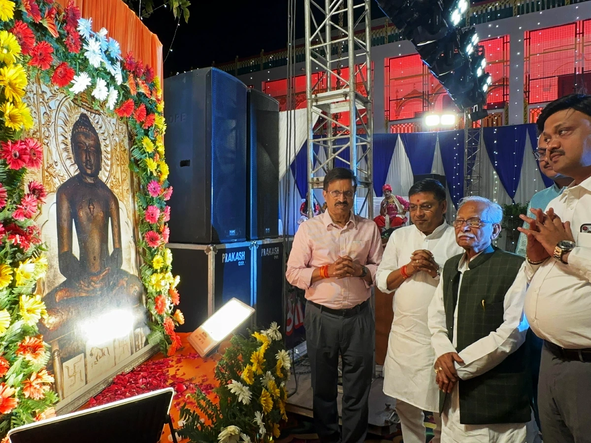 भगवान महावीर स्वामी की शोभायात्रा में रथ, श्रद्धालु और पुष्पवर्षा का दृश्य